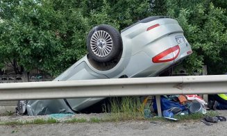 Accident pe Cluj-Gherla. A zburat cu mașina peste parapet și s-a răsturnat