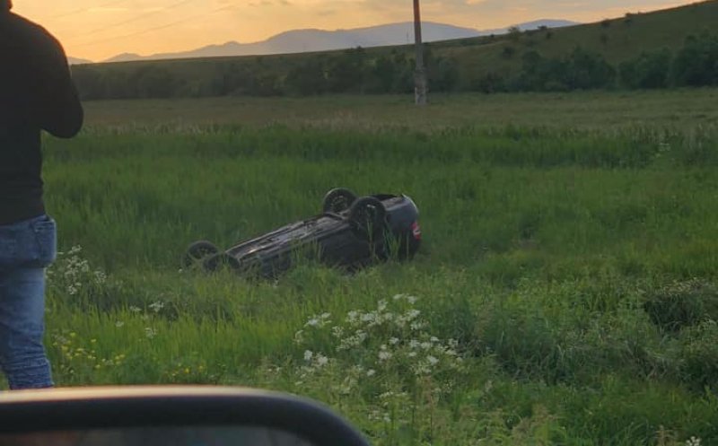 Accident într-o localitate clujeană. O mașină a ajuns cu roțile în sus