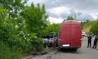 Accident grav la Cluj. Microbuz făcut zob de o dubă/ 10 persoane rănite