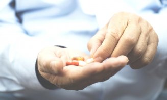 Bărbat în stare gravă, după ce s-a îndopat un an cu paracetamol şi algocalmin ca să nu ia COVID