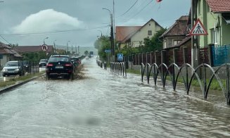 Drumul național Cluj-Turda, inundat după o rupere de nori. Șoferii au circulat greu în zona Vâlcele