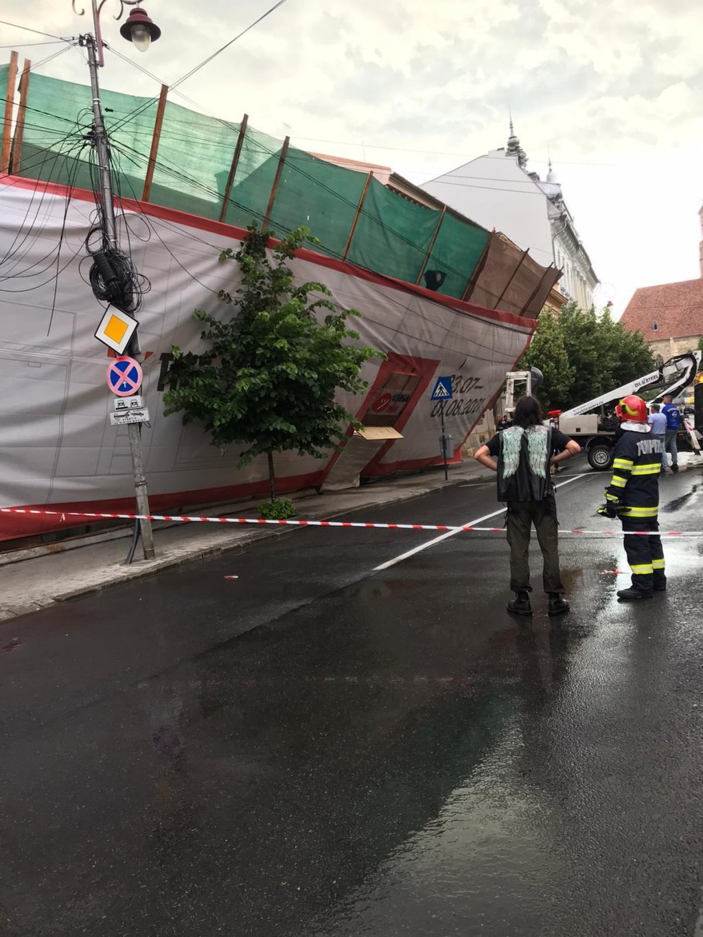 Schela de la casa TIFF, dusă de vânt. ISU Cluj a intervenit pentru a repara greșeala proprietarilor