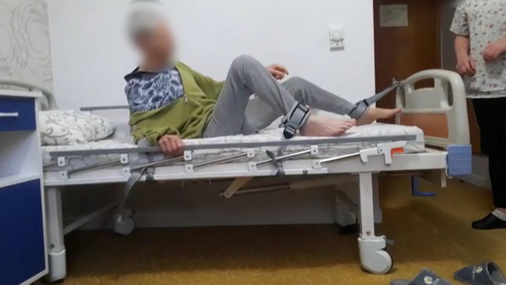 Condiții de groază în azilele din România. Bătrânii sunt legați de pat, mâncarea este mucegăită, toaletele murdare