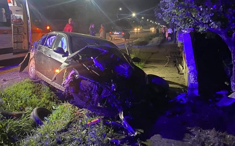 Mașină făcută praf în Cluj! Un șofer a pierdut controlul volanului și s-a izbit de un cap de pod