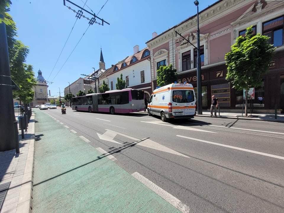 Accident cu pieton pe Ferdinand. O femeie a fost lovită de un autobuz