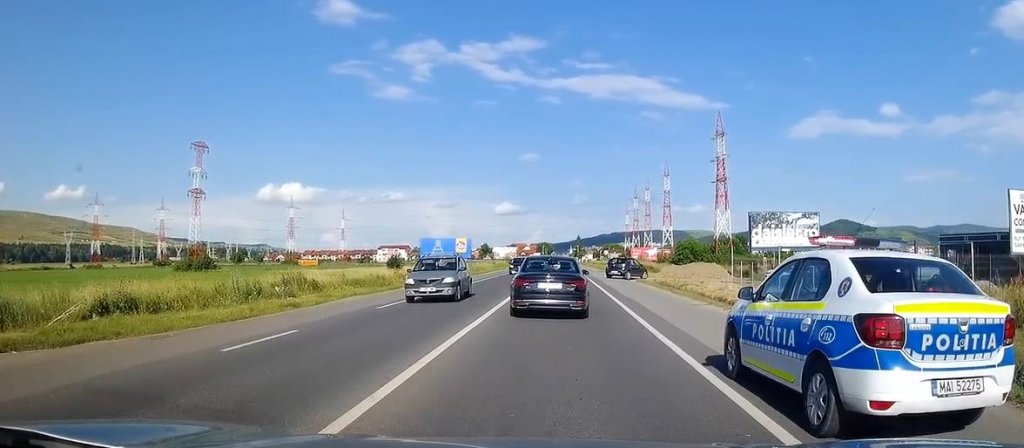 Șofer prins în offside între Gilău și Florești. Nu i-a mers figura cu depășirea coloanei...