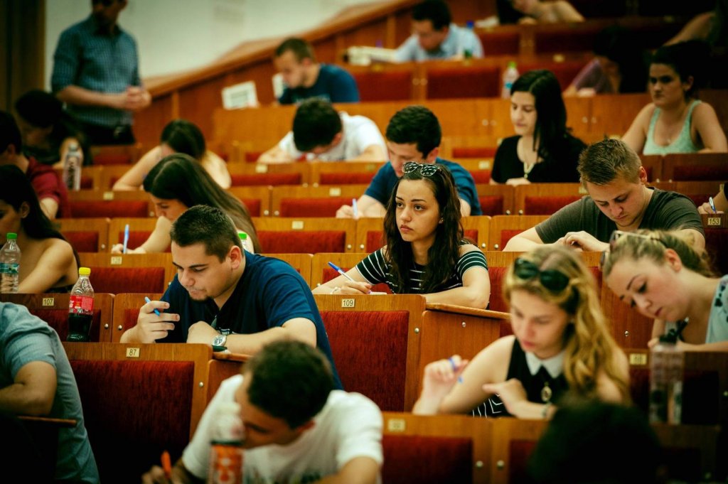 Decizie la Cluj: Studenții se vor întoarce fizic la facultate din toamnă