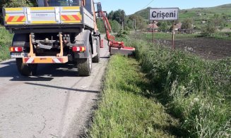 Se curăță vegetația care scade vizibilitatea în trafic pe drumurile județene din Cluj