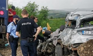 Mașină spulberată de tren în Cluj/ O persoană a murit