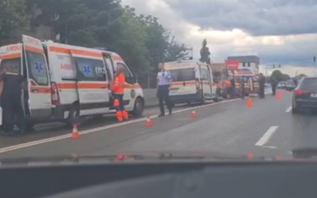 A ajuns la spital, după ce a fost lovită de o maşină în timp ce traversa strada