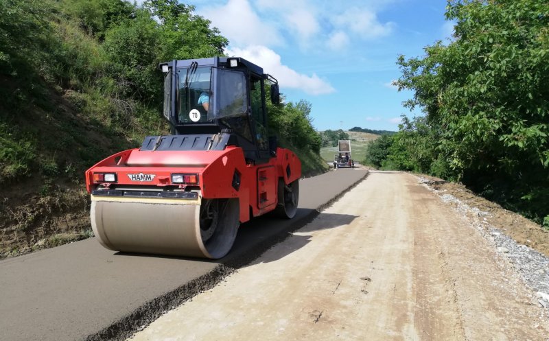 Pe DJ 161J Roșieni – Geaca se așterne stratul de balast stabilizat