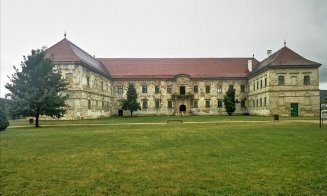 Vaccinare la castel, în Cluj. Povești din cortul de la Bánffy