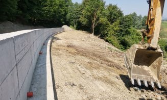 S-au terminat lucrările de consolidare pe drumul județean Cetan - Vad