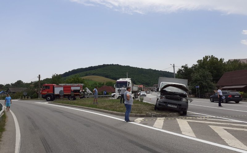 Accident pe un drum din Cluj. Impact între un TIR și o autoutilitară plină cu muncitori