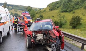 ACCIDENT grav la Izvorul Crişului. Şofer încarcerat după ce a intrat pe sensul opus într-un TIR