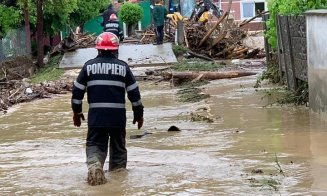 Un şofer a fost prins de viitură în timp ce se afla în mașină, în județul Cluj