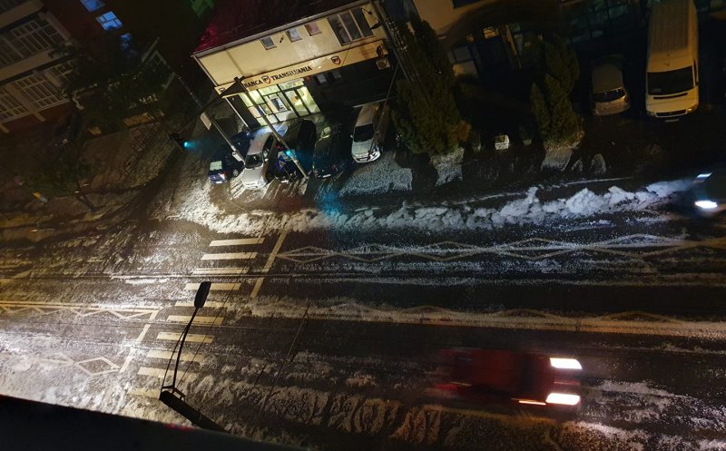 O furtună violentă a făcut ravagii la Cluj. Grindină uriașă, străzi inundate, copaci căzuți pe mașini