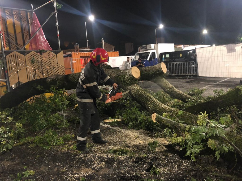 Dezastru după furtuna din Cluj-Napoca! Pompierii intervin în continuare pe mai multe străzi
