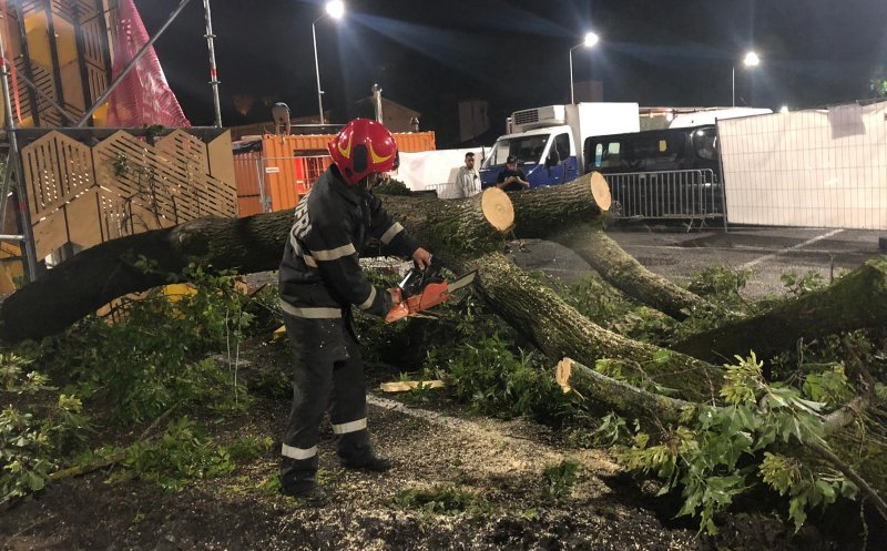 Dezastru după furtuna din Cluj-Napoca! Pompierii intervin în continuare pe mai multe străzi