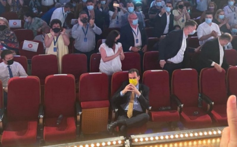 Orban, izolat la Cluj. Greii PNL au urcat pe scenă și l-au lăsat spectator / Nu s-a lăsat mai prejos și l-a „înțepat” pe Cîțu: „Eu chiar am cântat într-o trupă rock”