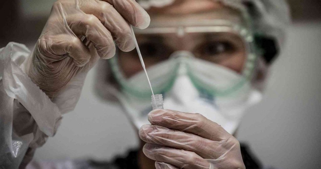 Zeci de cazuri noi de coronavirus și încă un deces. Câte teste s-au făcut