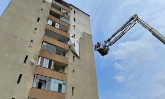 Cabluri de curent rupte, acoperişuri distruse, subsoluri inundate, arbori căzuţi peste maşini, conducte de gaz avariate. Şi ploaia continuă la Cluj