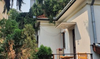 Cabluri de curent rupte, acoperişuri distruse, subsoluri inundate, arbori căzuţi peste maşini, conducte de gaz avariate. Şi ploaia continuă la Cluj
