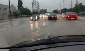 Bulevardul Muncii din Cluj-Napoca s-a transformat în râu. Tramvaiele îşi fac cu greu drum prin apă