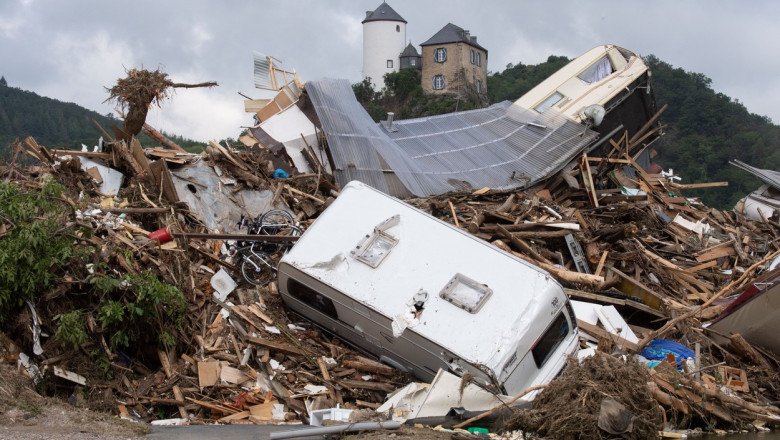 Românii, prinși la furat în zonele afectate de inundații din Germania, unde au murit 165 de oameni, iar alţi 100 sunt dispăruţi