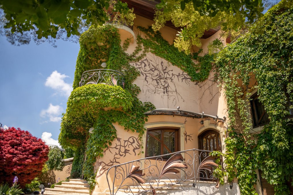Cu câte se vinde "Casa fără colțuri" din Cluj: tâmplărie lemn Larice siberian, vitralii în tehnica Tiffany, mozaic Bisazza şi picturi Art nouveau