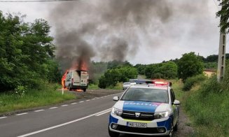 Dubă cuprinsă de flăcări pe un drum din Cluj. S-a făcut scrum