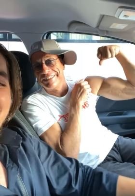 POVESTEA din spatele VIRALULUI de pe FACEBOOK: Cum a ajuns Jean Claude Van Damme în mașina clujenilor, cântând manele