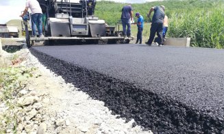 Lucrări de asfaltare pe încă un sector de drum județean din Cluj