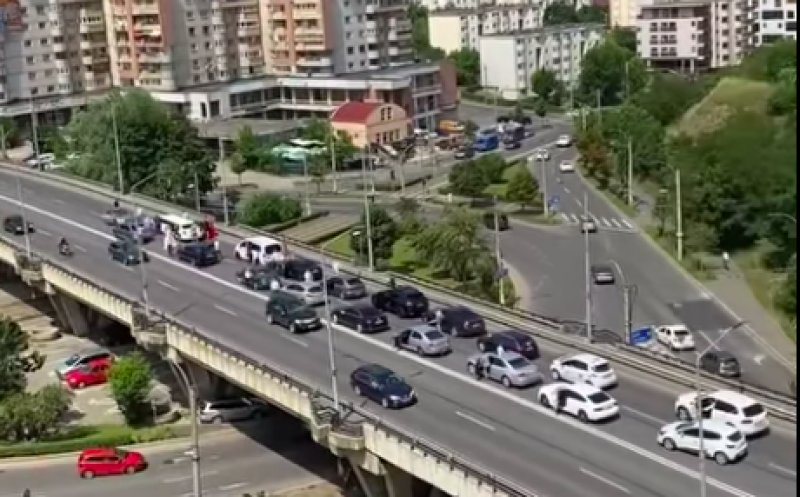 Trafic blocat în centrul Clujului din cauza unei nunți. Mirii staționează cu limuzina pe Podul Calvaria