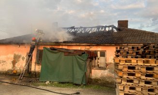 Un atelier de reparaţii din Cluj a fost distrus de flăcări în această dimineaţă. De la ce a pornit incendiul