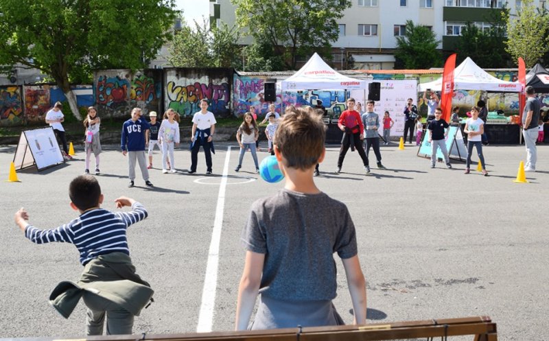 Protest la Cluj-Napoca: batem mingea în curtea Primăriei, că nu sunt deschise curțile de școli