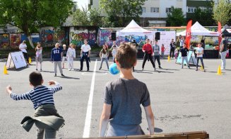 Protest la Cluj-Napoca: batem mingea în curtea Primăriei, că nu sunt deschise curțile de școli