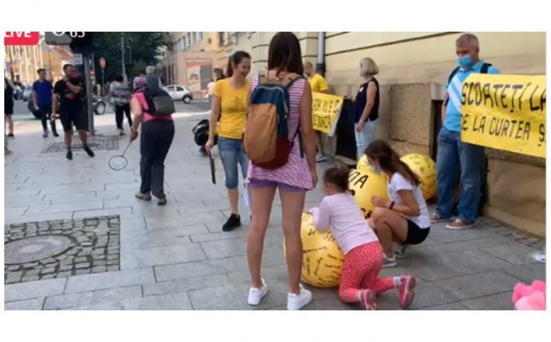 Protest în fața Primăriei Cluj-Napoca. „ Scoateți lacătul de la curtea școlii!”
