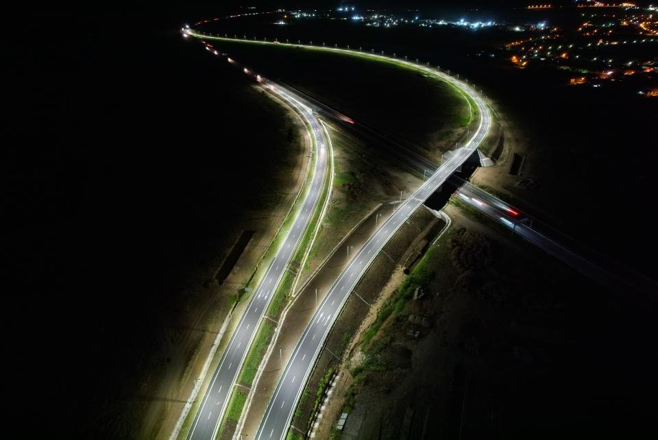 Imagini spectaculoase pe timp de noapte cu nodul rutier de pe Autostrada Sebeş - Turda, după inaugurare