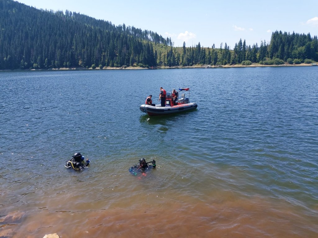 Continuă căutările bărbatului dispărut pe lacul Beliș-Fântânele. Scafandri coboară pe maluri abrupte, acoperite cu nămol