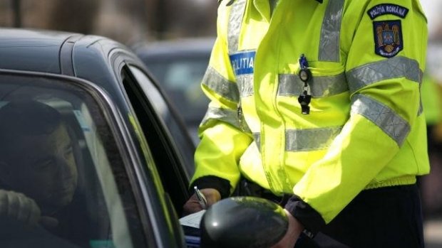 Sute de amenzi, împărţite de poliţişti în weekend, pe şoselele Clujului. Câţi şoferi au rămas fără permis
