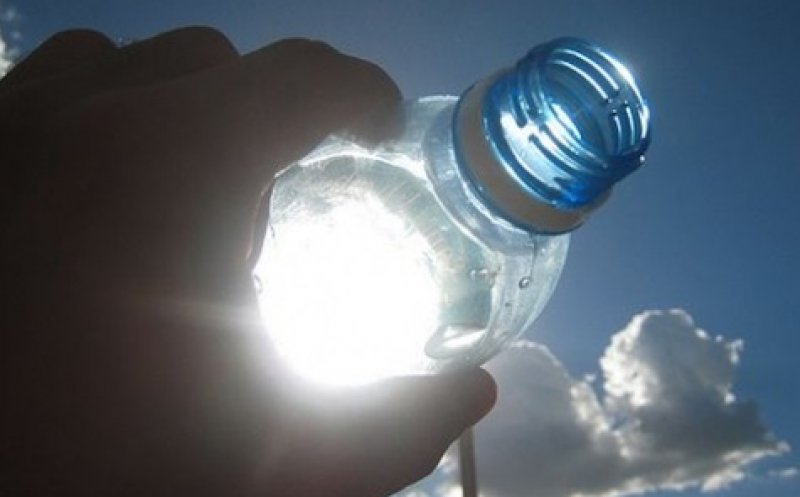 Anunţă Protecţia Consumatorului dacă vezi apă în sticle de plastic depozitată în razele soarelui. Este cancerigenă