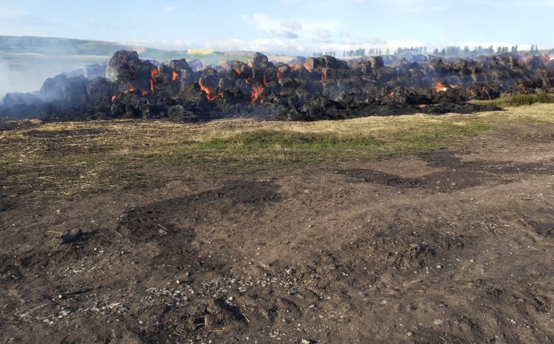 Incendiu violent astă noapte la Cluj: Au ars 2700 de baloţi de paie