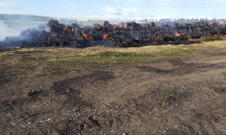 Incendiu violent astă noapte la Cluj: Au ars 2700 de baloţi de paie