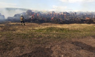 Incendiu violent la Cluj: Au ars 2700 de baloţi de paie