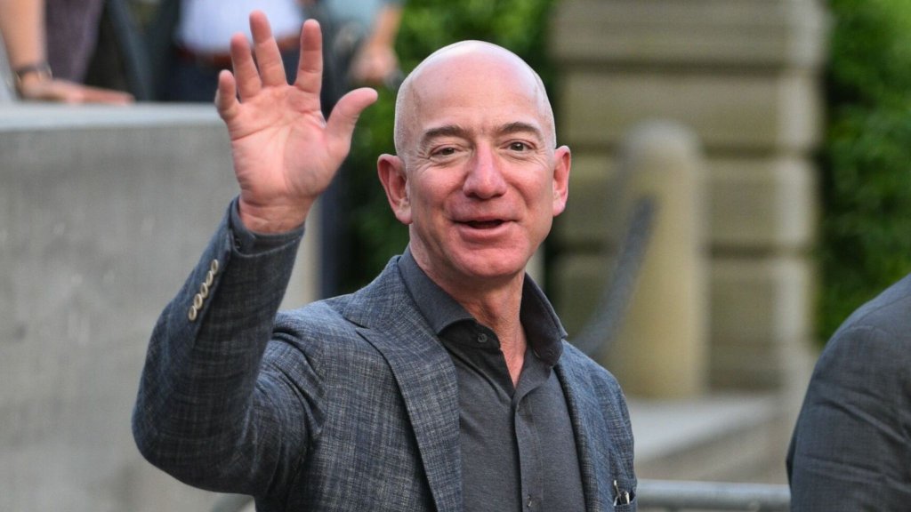 Jeff Bezos nu mai e cel mai bogat om al planetei. Cine este magnatul francez care l-a depășit