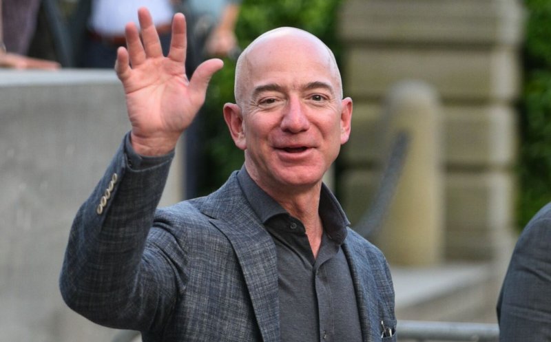 Jeff Bezos nu mai e cel mai bogat om al planetei. Cine este magnatul francez care l-a depășit
