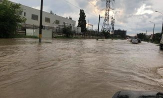 Prapad la Cluj-Napoca dupa o ploaie de jumatate de ora. O curte din Andrei Muresanu, transformata in rau