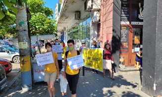Marș al celor de la AUR prin Cluj, pentru personalul medical care nu vrea să se vaccineze