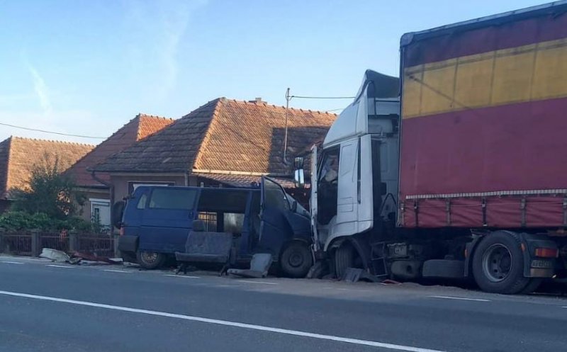 Mașină de Poliție și o dubă a Jandarmeriei, spulberate de un TIR pe drumul dintre Cluj şi Zalău